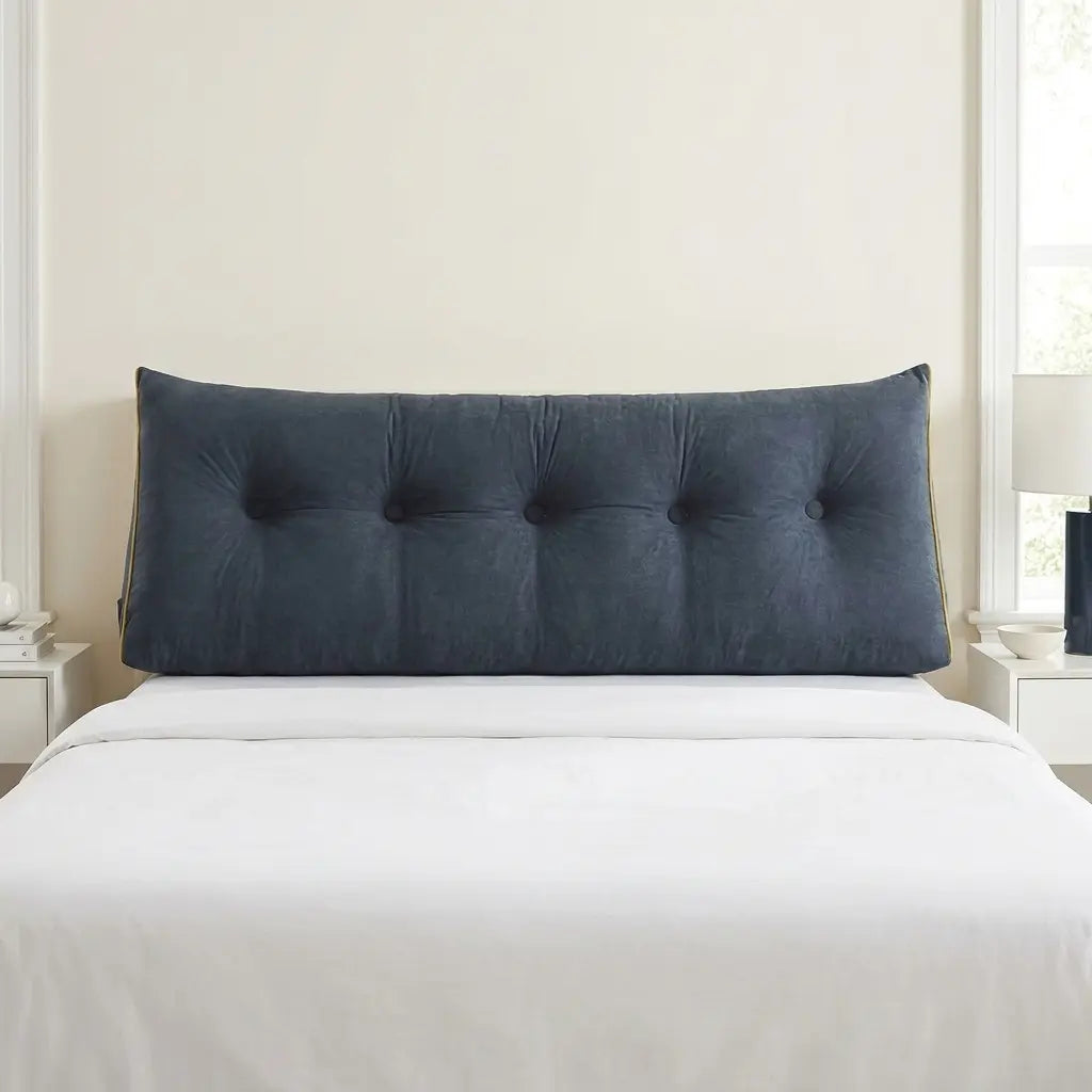 Photo vue de face du coussin tête de lit de luxe.
