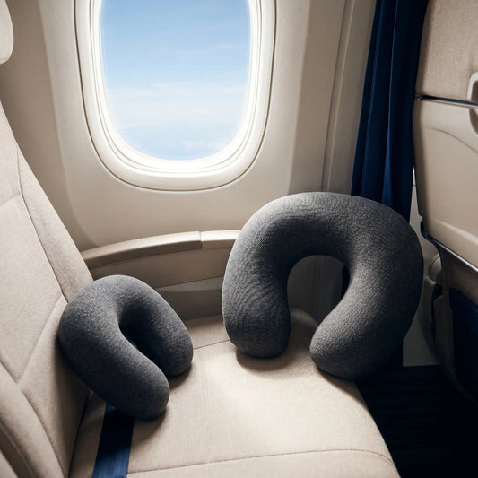 Coussin de voyage posé sur un siège d'avion