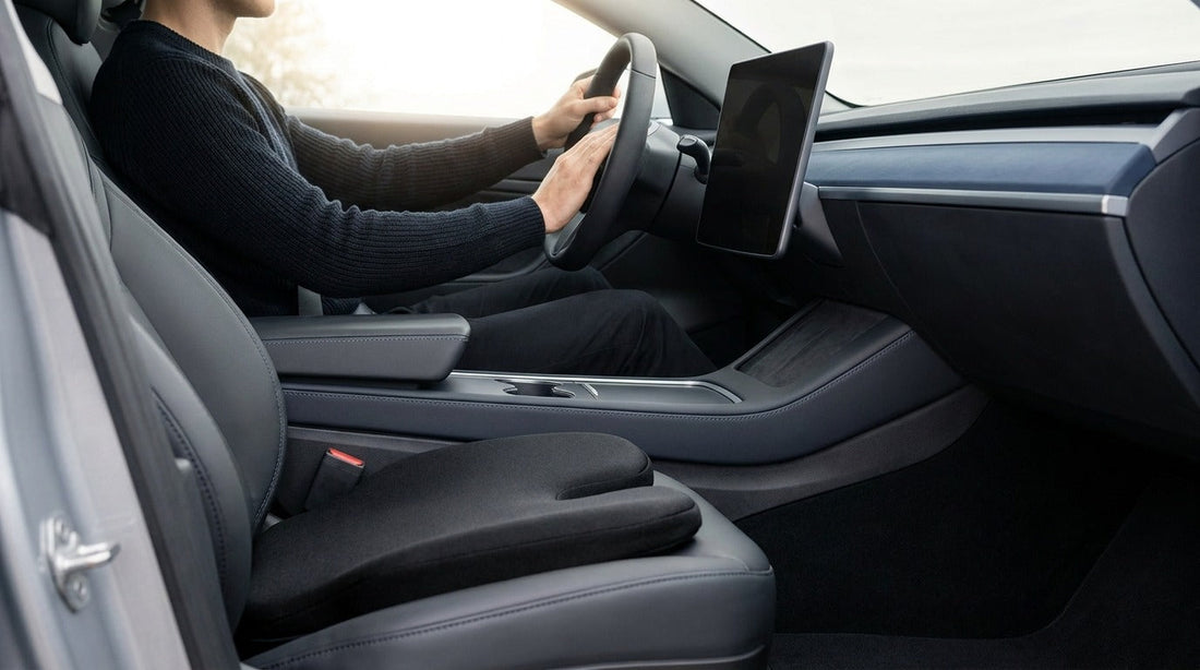 Conducteur assis avec coussin de siège voiture ergonomique Nerua en mousse mémoire de forme, intérieur véhicule moderne, trajet long confortable