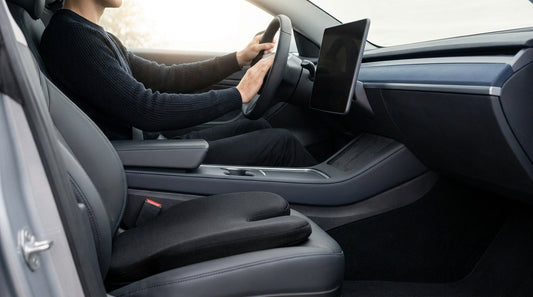 Conducteur assis avec coussin de siège voiture ergonomique Nerua en mousse mémoire de forme, intérieur véhicule moderne, trajet long confortable
