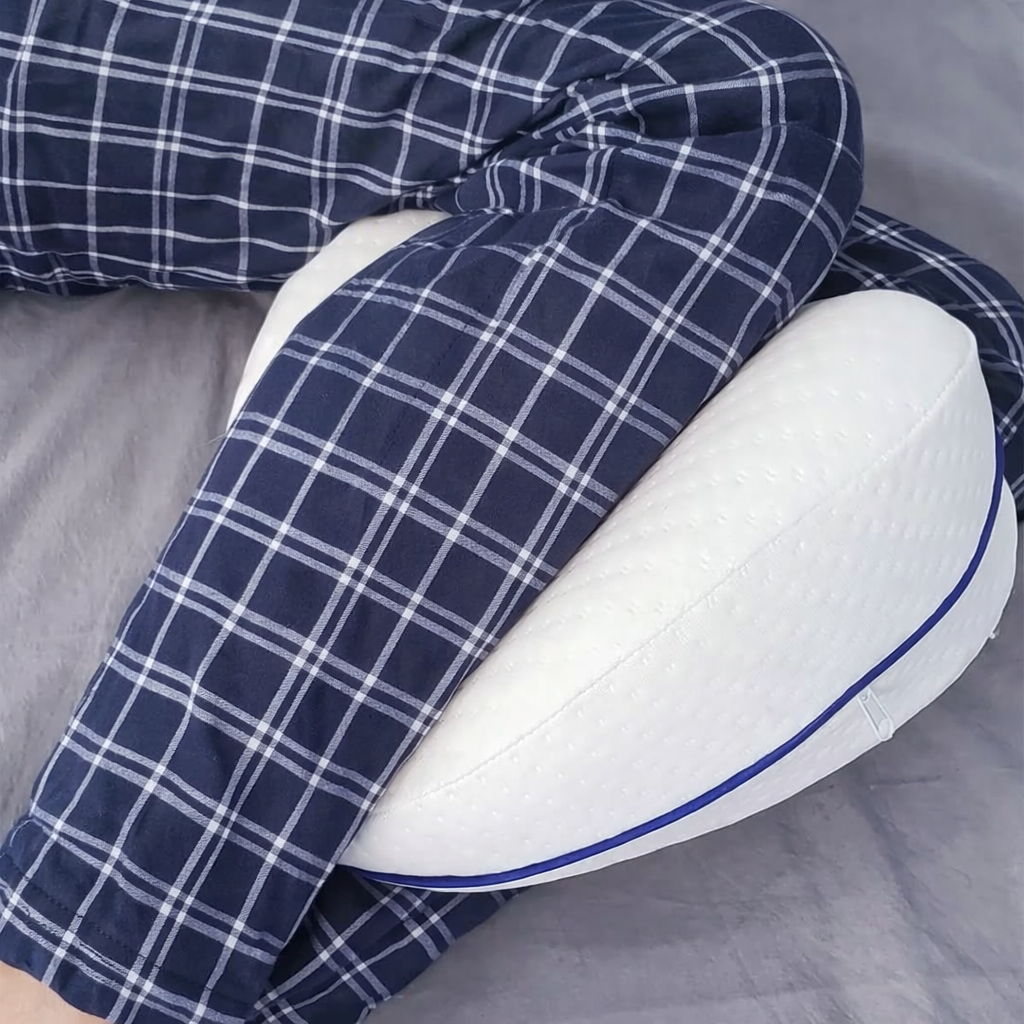 Coussin de genoux orthopédique en situation réelle pour dormir sur le côté avec un bon alignement corporel