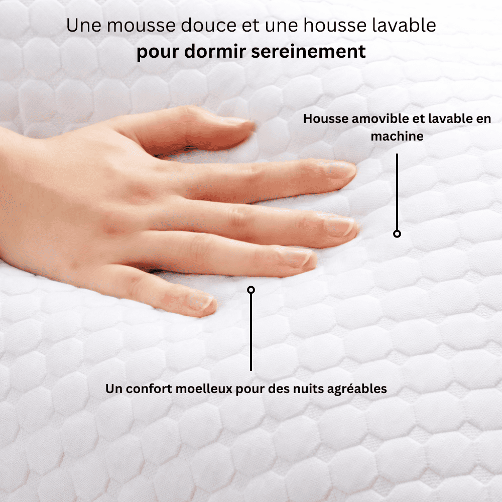 Main posée sur la mousse douce de l'oreiller ajustable Nerua avec housse amovible et lavable en machine pour dormir sereinement.
