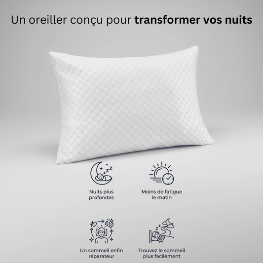 Main posée sur la mousse douce de l'oreiller ajustable Nerua avec housse amovible et lavable en machine pour dormir sereinement.