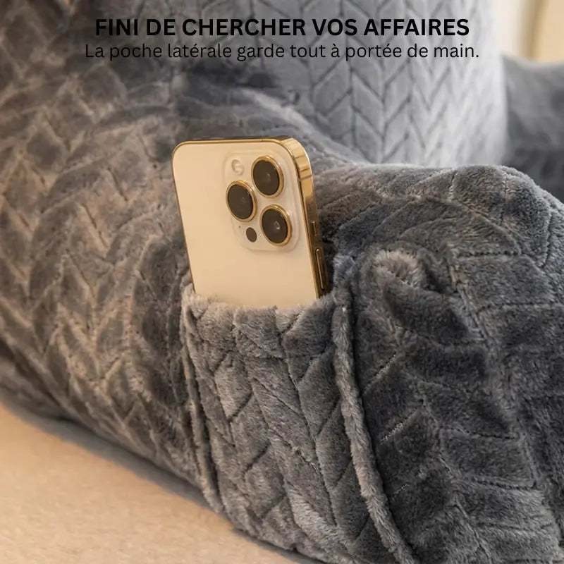 Détail de la poche latérale intégrée du coussin de lecture Confort Cosy pour ranger téléphone et télécommande