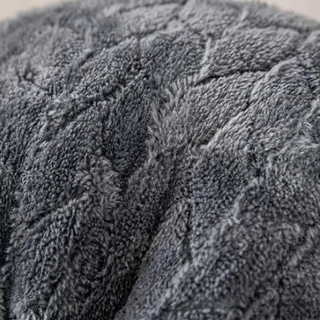 Zoom sur les détails de la matière du coussin de lecture Cosy.
