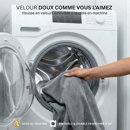 La housse en velours doux du coussin de lecture ergonomique dans une machine à laver.