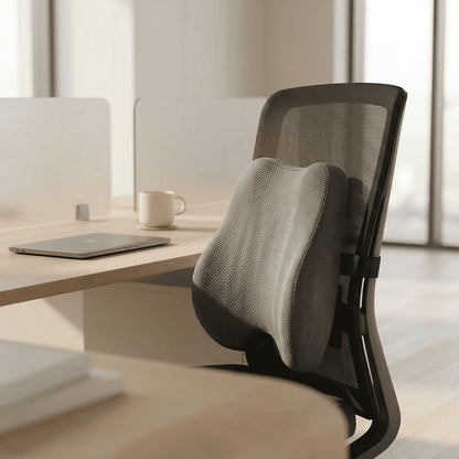 Coussin lombaire Nerua installé sur une chaise de bureau ergonomique dans un environnement de travail moderne