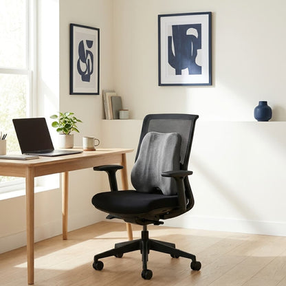 Coussin lombaire Nerua installé sur une chaise de bureau ergonomique dans un environnement de travail moderne