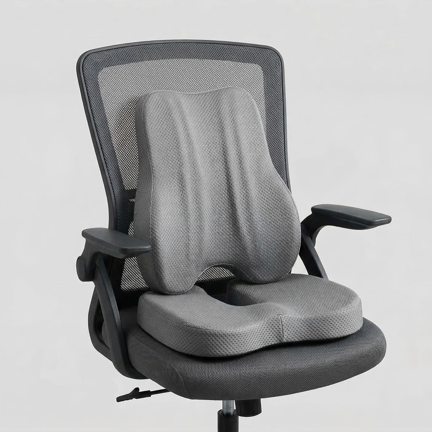Pack coussin lombaire et coussin de siège ergonomique Nerua installés ensemble sur une chaise de bureau pour un soutien complet du dos et de l'assise