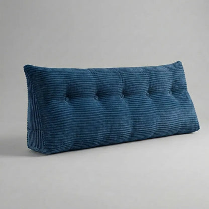 Coussin tête de lit triangulaire en velours côtelé beige posé sur un lit