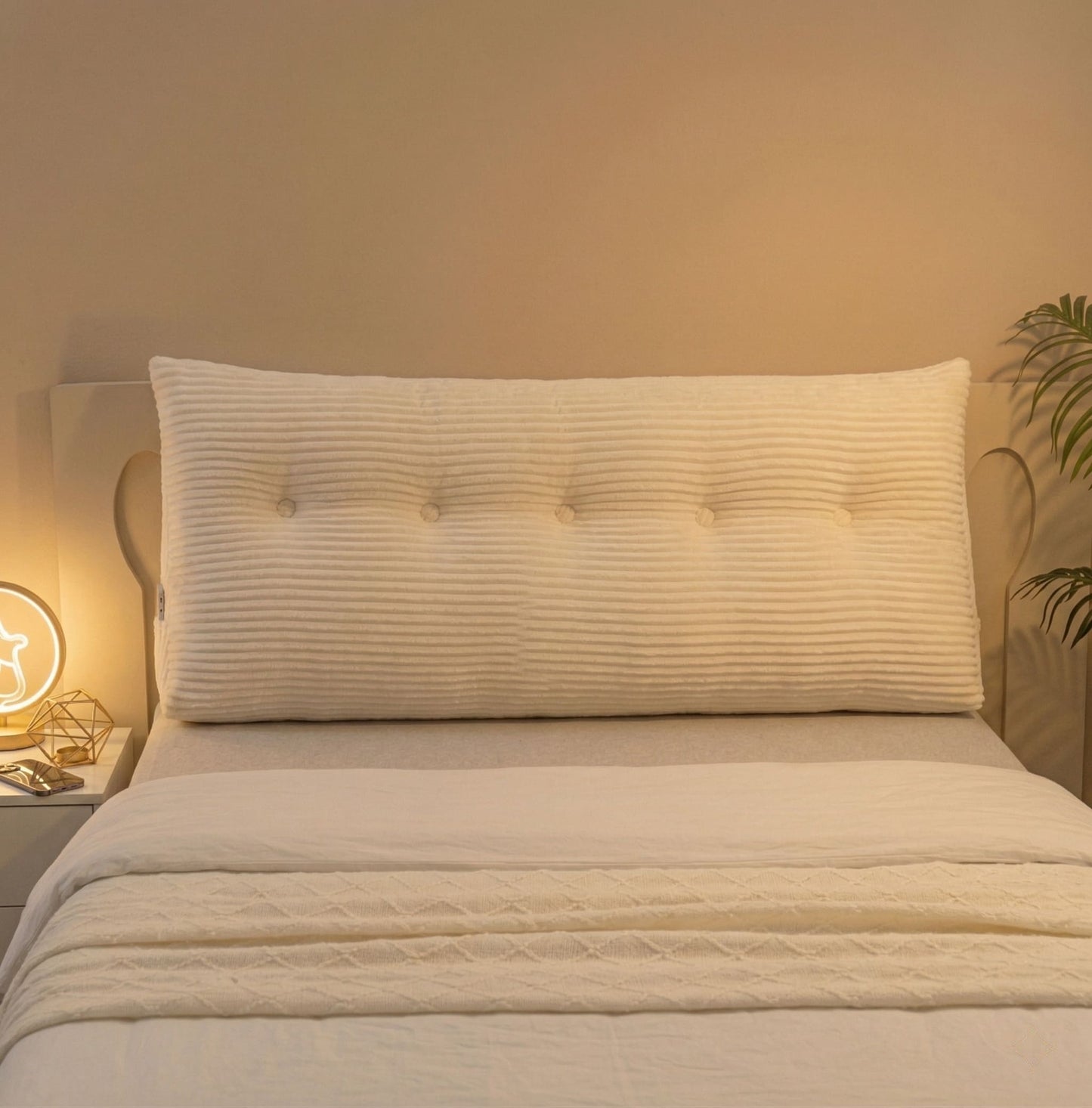Coussin tête de lit en velours côtelé de 150cm couvrant la largeur d'un lit double de 160cm, vu de face.