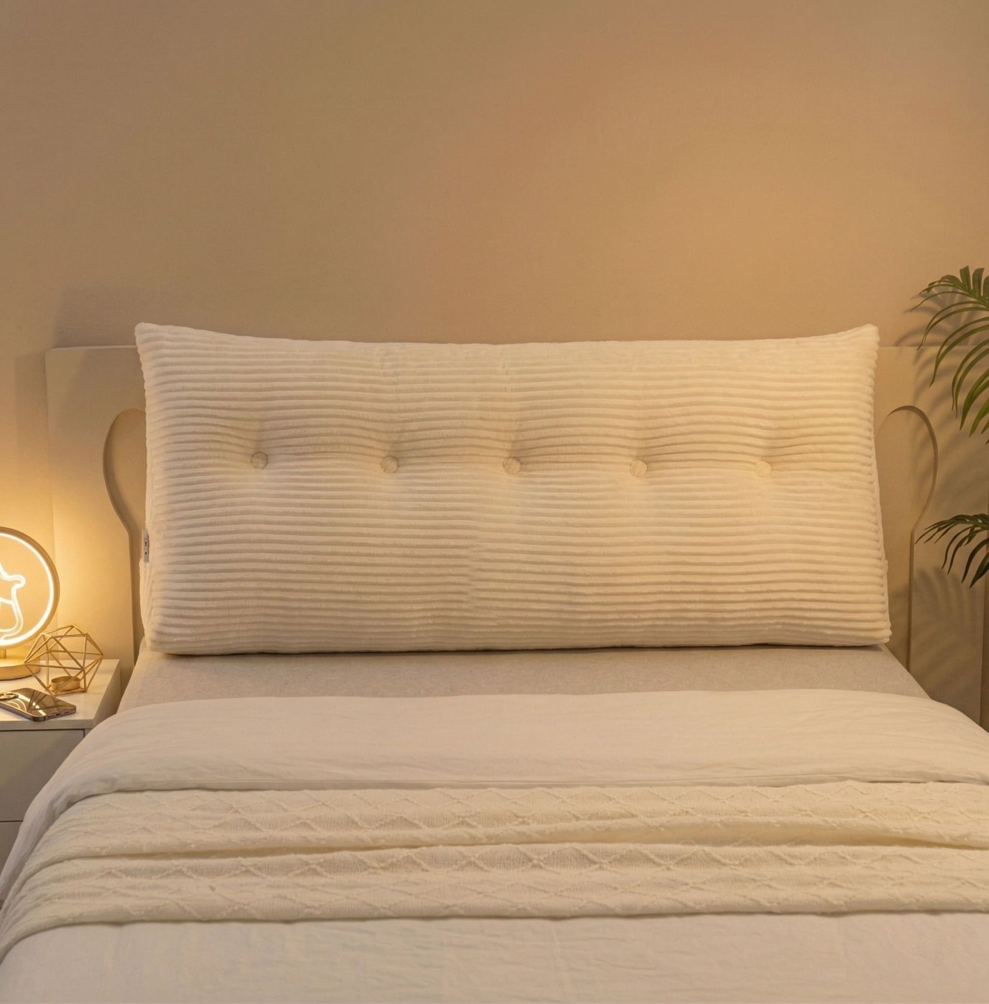 Coussin tête de lit en velours côtelé de 150cm couvrant la largeur d'un lit double de 160cm, vu de face.