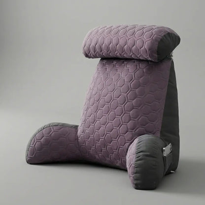 Coussin de lecture Confort Pro en velours mauve sur un lit, vue de face