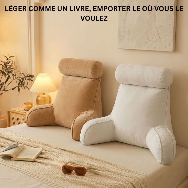 Paire de coussins de lecture ergonomiques cale-dos (orange et blanc) avec accoudoirs et rouleaux de cou, posés sur un lit avec un livre ouvert et des lunettes de soleil. Décor de chambre chaleureux et minimaliste.