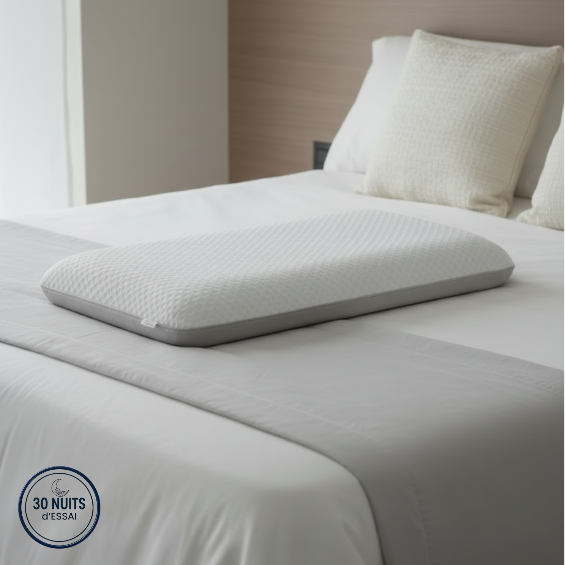 Oreiller cervical ergonomique plat 50x70 cm en mémoire de forme, faible épaisseur, sur un lit.
