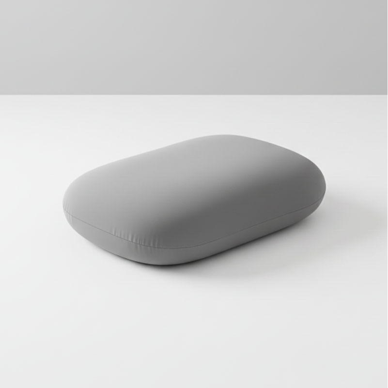 Photo oreiller cervical compact prise en studio.