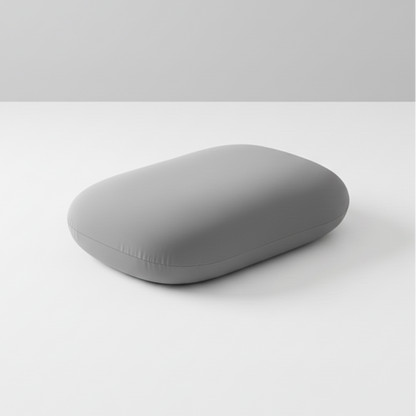 Photo oreiller cervical compact prise en studio.