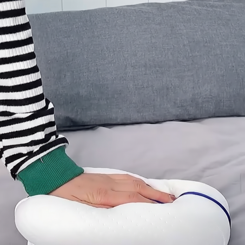 Pression appliquée sur le coussin ergonomique à mémoire de forme pour genoux avec la main.