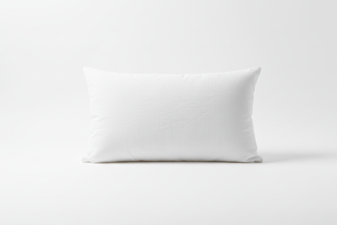 un oreiller ordinaire rectangle sur fond blanc